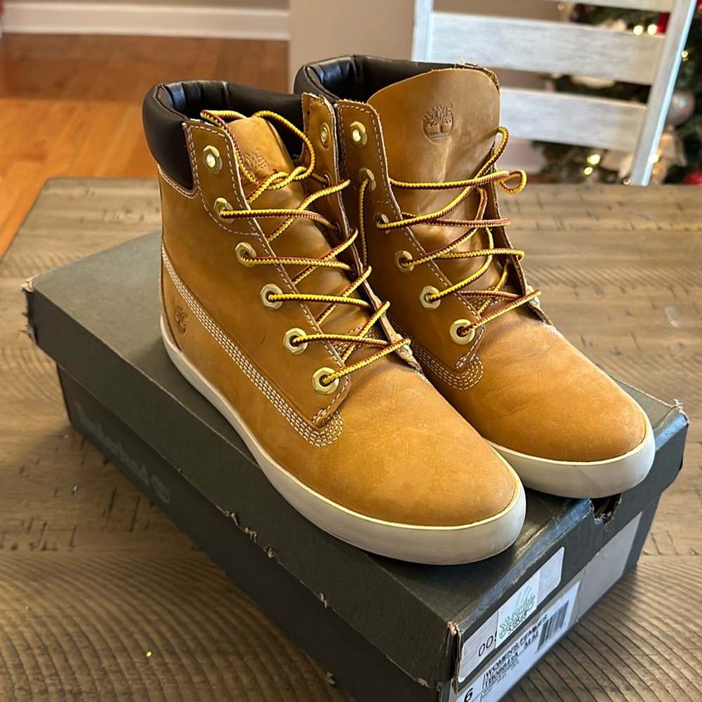 Women Timberland boots, like-new condition